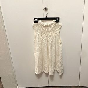 ❤️ Gorgeous Lace Neckline White Sleeveless Shirt